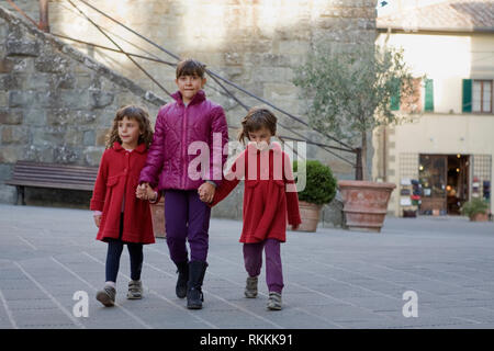 Drei Schwestern über den Hauptplatz, der Piazza Francesco Ferrucci, Radda in Chianti, Toskana, Italien Stockfoto