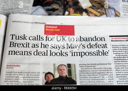 Tusk fordert Großbritannien auf, den Brexit aufzugeben, da er sagt, dass Mays Niederlage einen Deal als „unmöglich“ ansieht. Artikel der Zeitung Guardian 26 January 2019 London UK Stockfoto