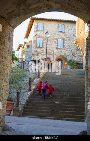 Drei Schwestern steigen Sie die Treppe zur Kirche von San Nicolò, Piazza Francesco Ferrucci, Radda in Chianti, Toskana, Italien Stockfoto