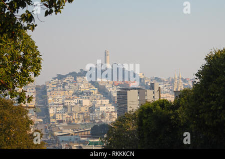 Coit Tower, North Beach Gegend von Lombard Street suchen, Russian Hill, San Francisco. Rauch Dunst sichtbar von 2018 nördliche Cal Waldbrände Stockfoto