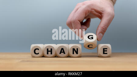 Hand, dreht sich ein Würfel und Änderungen das Wort 'Ändern' zu 'Chance' Stockfoto