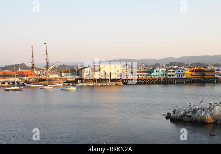 Blick auf Old Fisherman's Wharf von Sister City Park, Monterey, Kalifornien, USA Stockfoto