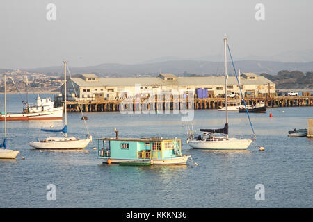 Blick auf Old Fisherman's Wharf von Sister City Park, Monterey, Kalifornien, USA Stockfoto