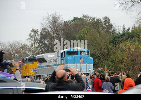 Ehemaliger Präsident George H.W. Bush Beerdigung Zug fährt durch Tomball, Texas auf dem Weg zu seiner Presidential Library in College Station. Stockfoto