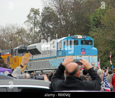 Ehemaliger Präsident George H.W. Bush Beerdigung Zug fährt durch Tomball, Texas auf dem Weg zu seiner Presidential Library in College Station. Stockfoto