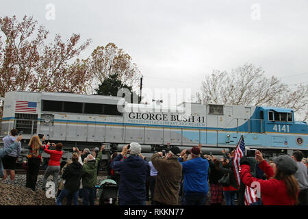 Ehemaliger Präsident George H.W. Bush Beerdigung Zug fährt durch Tomball, Texas auf dem Weg zu seiner Presidential Library in College Station. Stockfoto