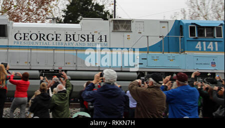 Ehemaliger Präsident George H.W. Bush Beerdigung Zug fährt durch Tomball, Texas auf dem Weg zu seiner Presidential Library in College Station. Stockfoto