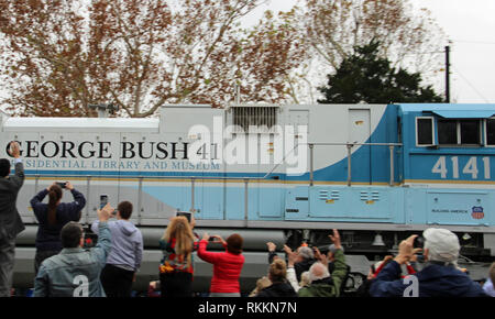Ehemaliger Präsident George H.W. Bush Beerdigung Zug fährt durch Tomball, Texas auf dem Weg zu seiner Presidential Library in College Station. Stockfoto