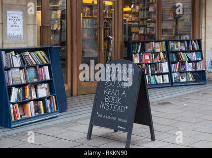 Ein außerhalb des Waterstone bookshop in London, der vorschlägt, daß Menschen ein Buch anstatt durch Instagram deprimiert zu lesen Stockfoto