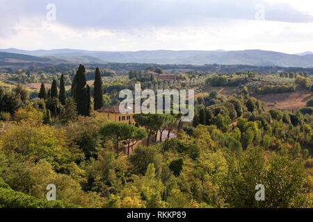 Der Blick über die toskanische Landschaft von der Piazzale Marcello Biringucci, Siena, Toskana, Italien Stockfoto