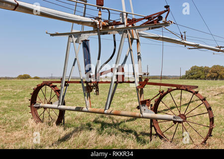 Antike 'Tal Selbstfahrende' Rad Line Pivot Bewässerungssystem, ruhenden bewässerte Weiden. Stockfoto