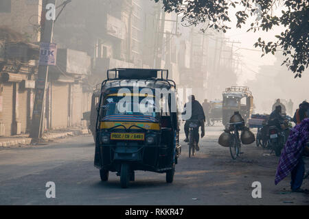 Auto-rikschas und anderen Datenverkehr auf Stadt Straße in Amritsar, Indien Stockfoto