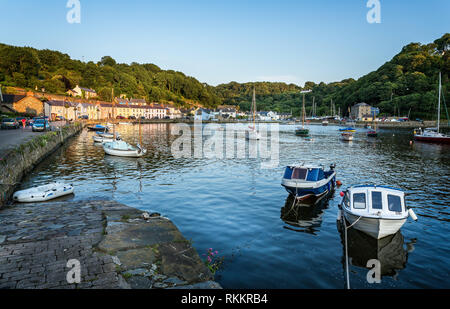 Sonnenuntergang am Hafen Fishguard talen von Quay Street, Fishguard, Pemrokeshire, Großbritannien am 15. Juli 2015 Stockfoto