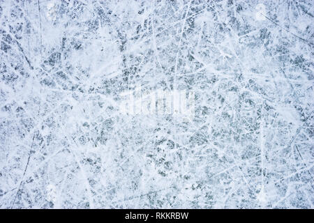 Eis auf der Eisbahn mit Schnee. Stockfoto