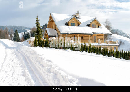 Holz- Haus in den Bergen im Winter Stockfoto