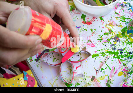 Kind eine buttlerfly mit recycelten Materialien und EVA-Schaum. Auftragen von Leim Stockfoto