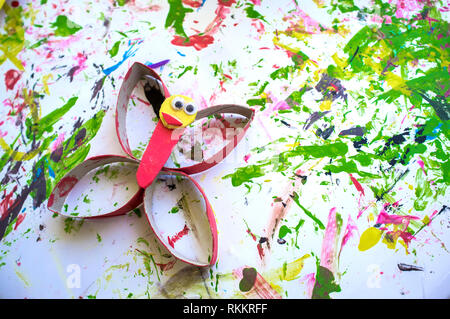 Buttlerfly mit recycelten Materialien und EVA-Schaumstoff. Manuelle Arts Workshop für Kinder Stockfoto