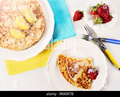 Dienstag sprach Pfannkuchen Pfannkuchen mit Zitronen und Erdbeeren mit Lens Flare. Stockfoto
