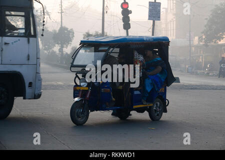 Elektrischen tuk tuk Passagiere in Amritsar, Indien Stockfoto