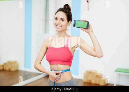 Lächelnde Frau präsentieren Weightloss App Stockfoto