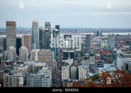 MONTREAL, KANADA - 4. NOVEMBER 2018: Skyline von Montreal, futuristisches Gebäude der Innenstadt und CBD business Wolkenkratzer vom Mont Royal Hill genommen. Mo Stockfoto