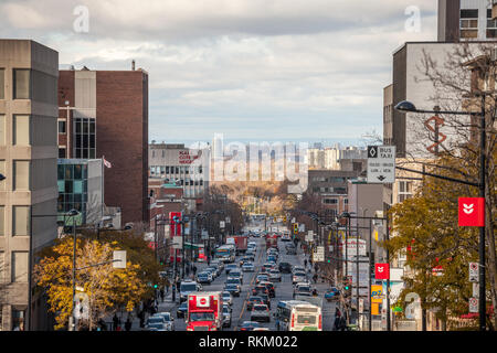 MONTREAL, KANADA - 8. NOVEMBER 2018: Typische Einkaufsstraße in Cote des Neiges Bezirk, mit kleinen und mittleren Unternehmen, vorbeifahrende Autos in einem traff Stockfoto