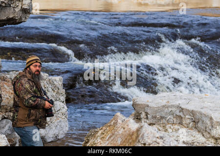 Ein 43 Jahre alter Mann ein Bild von den tobenden Wasser in der Nähe des Pensacola Damm in Langley, Oklahoma 2019 entfernt Stockfoto