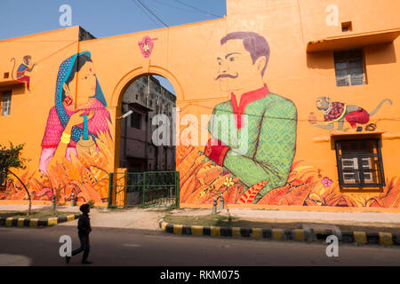 Indischer junge Spaziergänge hinter einem Wandbild von Mexikanischen Künstler Saner in Lodhi Kolonie, New Delhi, Indien gemalt Stockfoto