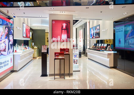 Hongkong - ca. Januar 2016: Shiseido Kosmetik Store in Hongkong. Shiseido Company, Limited ist eine Japanische multinationale Personal Care Company. Stockfoto