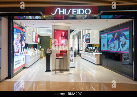 Hongkong - ca. Januar 2016: Shiseido Kosmetik Store in Hongkong. Shiseido Company, Limited ist eine Japanische multinationale Personal Care Company. Stockfoto