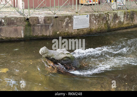 Freiburg Krokodil Skulptur - Das Krokodil - Gewerbebach, Freiburg im Breisgau, Baden Württemberg, Deutschland Stockfoto