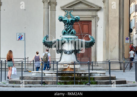 Der Brunnen der Marine Monster an der Piazza (Platz) della Santissima Annunziata in Florenz, Italien. Stockfoto