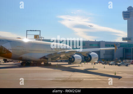 NEW YORK - 22. MÄRZ 2016: Passenger Jet Flugzeug am Flughafen JFK. John F. Kennedy International Airport ist ein internationaler Flughafen. Stockfoto