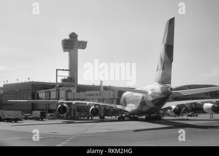 NEW YORK - 22. MÄRZ 2016: Passenger Jet Flugzeug am Flughafen JFK angedockt. John F. Kennedy International Airport ist ein internationaler Flughafen suchen Stockfoto