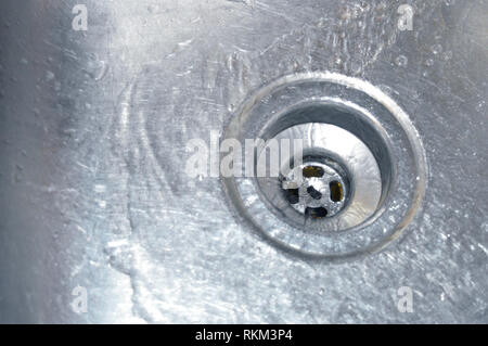 Sauberes, klares Wasser, das in einen Abfluss läuft Stockfoto