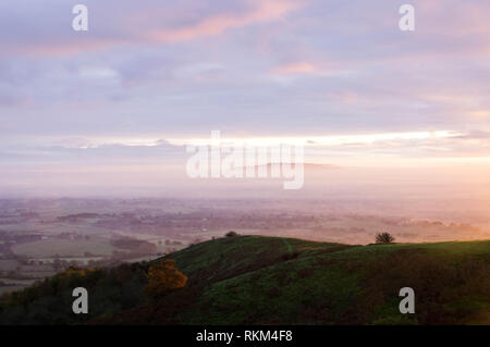 Mit Blick auf die englische Landschaft auf einem schönen misty Winter morgen. In Worcestershire, Bredon Hill von der Malvern Hills, Ger Stockfoto