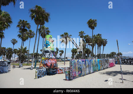 Mission Beach, Kalifornien, ist für seine Straße, Wandmalereien, die überall rund um die Stadt am Strand sind, einschließlich auf Palmen bekannt. Stockfoto