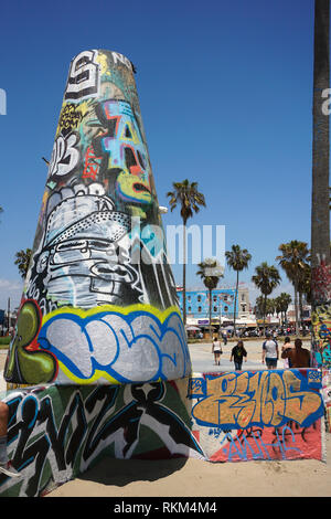 Mission Beach, Kalifornien, ist für seine Straße, Wandmalereien, die überall rund um die Stadt am Strand sind, einschließlich auf Palmen bekannt. Stockfoto