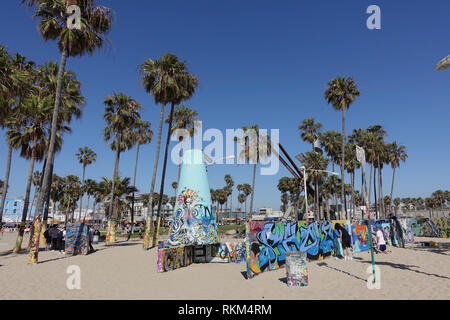 Mission Beach, Kalifornien, ist für seine Straße, Wandmalereien, die überall rund um die Stadt am Strand sind, einschließlich auf Palmen bekannt. Stockfoto