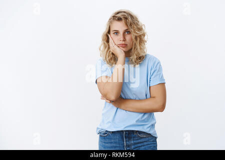 Oh mein Gott notfälle. Portrait von schockiert Mädchen im stupor lehnte sich auf Palm und starrte sprachlos von der Kamera so beeindruckt und schüttelte fassungslos Stockfoto