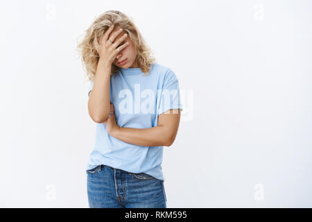 Oh Gott, was Demütigung. Portrait von bis abgelassen und Beunruhigten jungen Frau, die FACEPALM die Hand auf das Gesicht mit Enttäuschung gefüttert, posieren Stockfoto