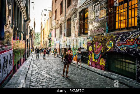 3. Januar 2019, Melbourne, Australien: Hosier lane View mit dramatischen Sonnenuntergang Licht und viele Touristen fotografieren in Melbourne, Australien Stockfoto