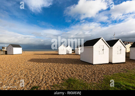 Weiße Strandhütten am Kieselstrand unter gebrochenen Stratocumulus mit Schönwetter-Cumulus, Walmer, Deal, Kent, UK. Stockfoto