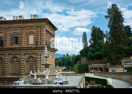 Der hintere Teil der Pitti Palast und die Artischocke Brunnen an einem bewölkten Frühling in Florenz, Italien. Stockfoto