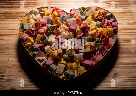 Hartweizengrieß Herzförmigen 5 Geschmacksrichtungen Nudeln mit Gemüse in Herzform container. Valentinstag. Stockfoto