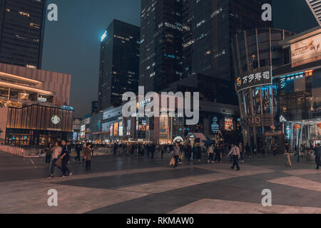 ShenZhen, China, Jan 31, 2019: Shenzhen Bay Ave. in der Nacht. Shenzhen Bay Ave ist ein berühmter Ort für Shopping, Dining und Reiseziel Stockfoto