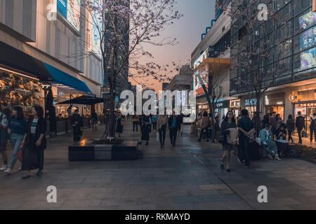 ShenZhen, China, Jan 31, 2019: Shenzhen Bay Ave. in der Nacht. Shenzhen Bay Ave ist ein berühmter Ort für Shopping, Dining und Reiseziel Stockfoto