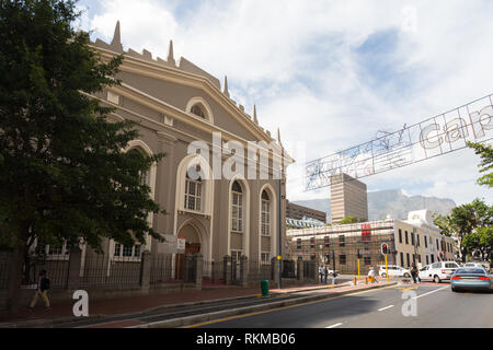 Groote Kerk Haupteingang und Fassade an der Adderley Street, Kapstadt, Südafrika mit Blick auf den Tafelberg auf der rechten Seite Stockfoto