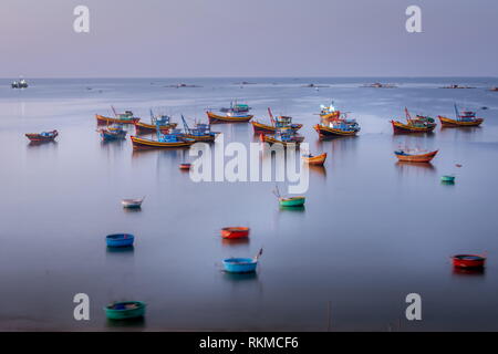 Traditionelle vietnamesische Boote an der Küste in Mui Ne, Vietnam Stockfoto