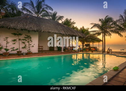 Tropischen Strand in Mui Ne Vietnam bei Sonnenuntergang Landschaft Stockfoto